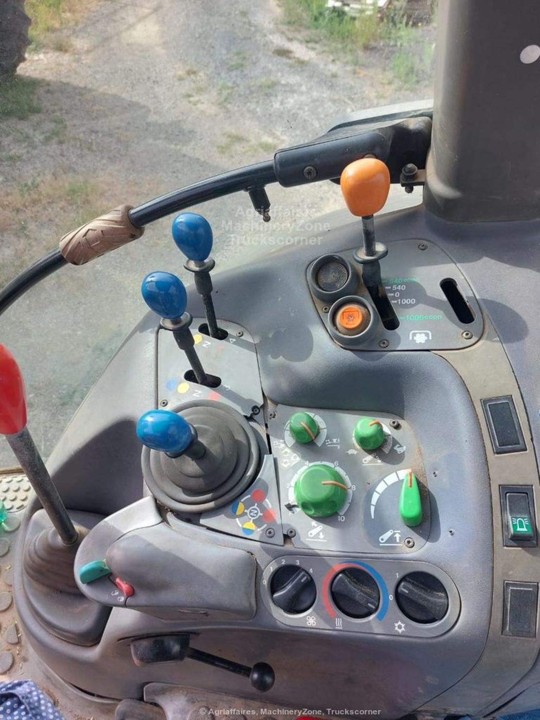 DEUTZ-FAHR AGROTRON 105 Slider Image