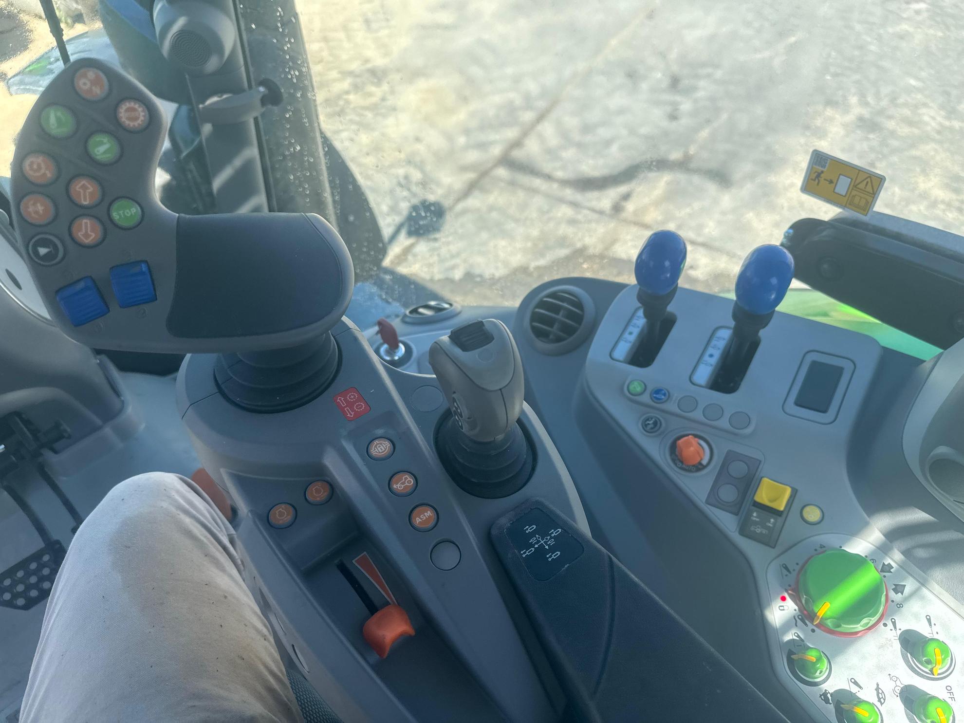Tractor DEUTZ-FAHR Agrotron 6160 RCSHIFT Slider Image