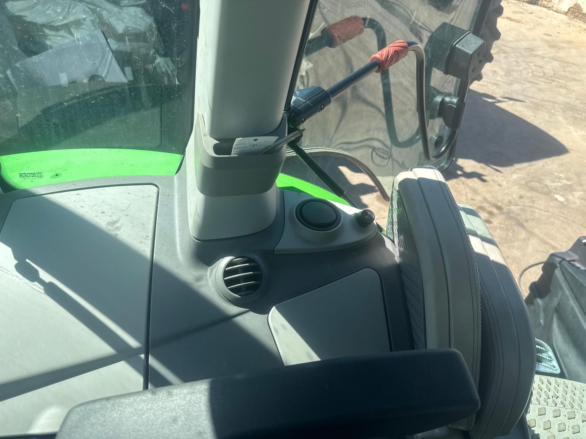 Tractor DEUTZ-FAHR Agrotron 6160 RCSHIFT Slider Image