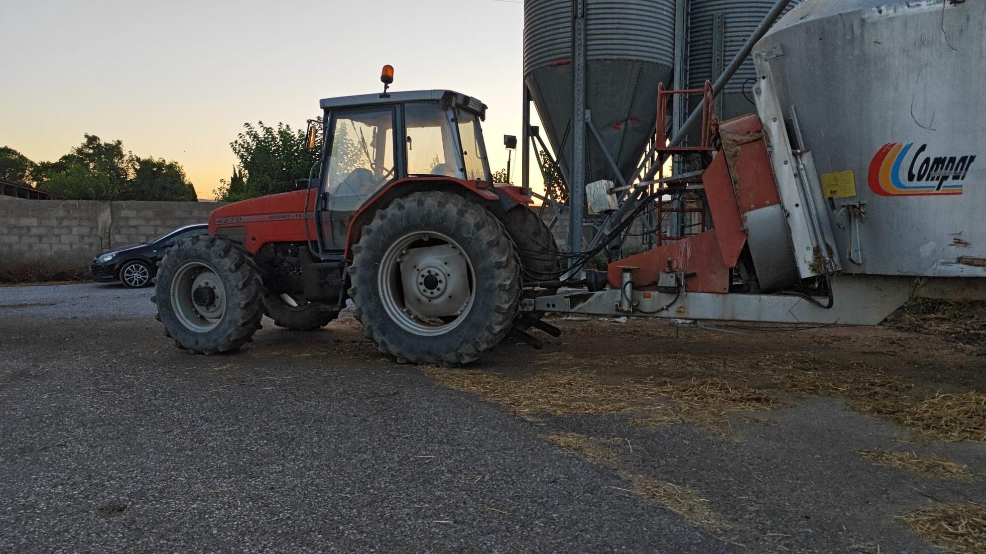 MASSEY FERGUSON 4270 Slider Image