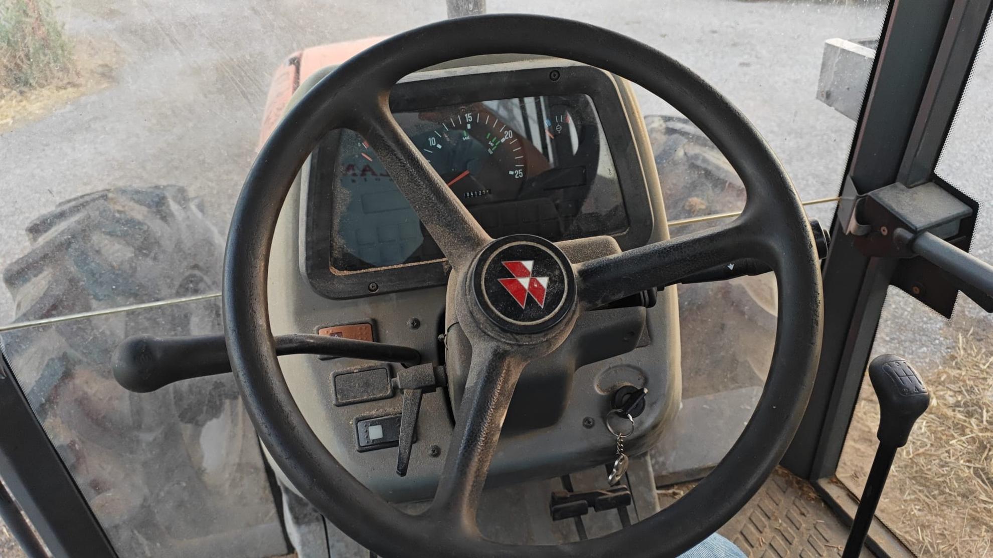 MASSEY FERGUSON 4270 Slider Image