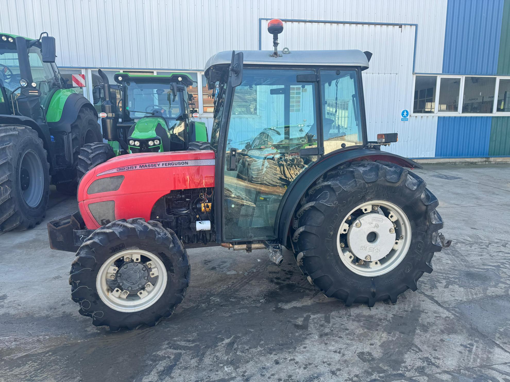 MASSEY FERGUSON 3235F Slider Image