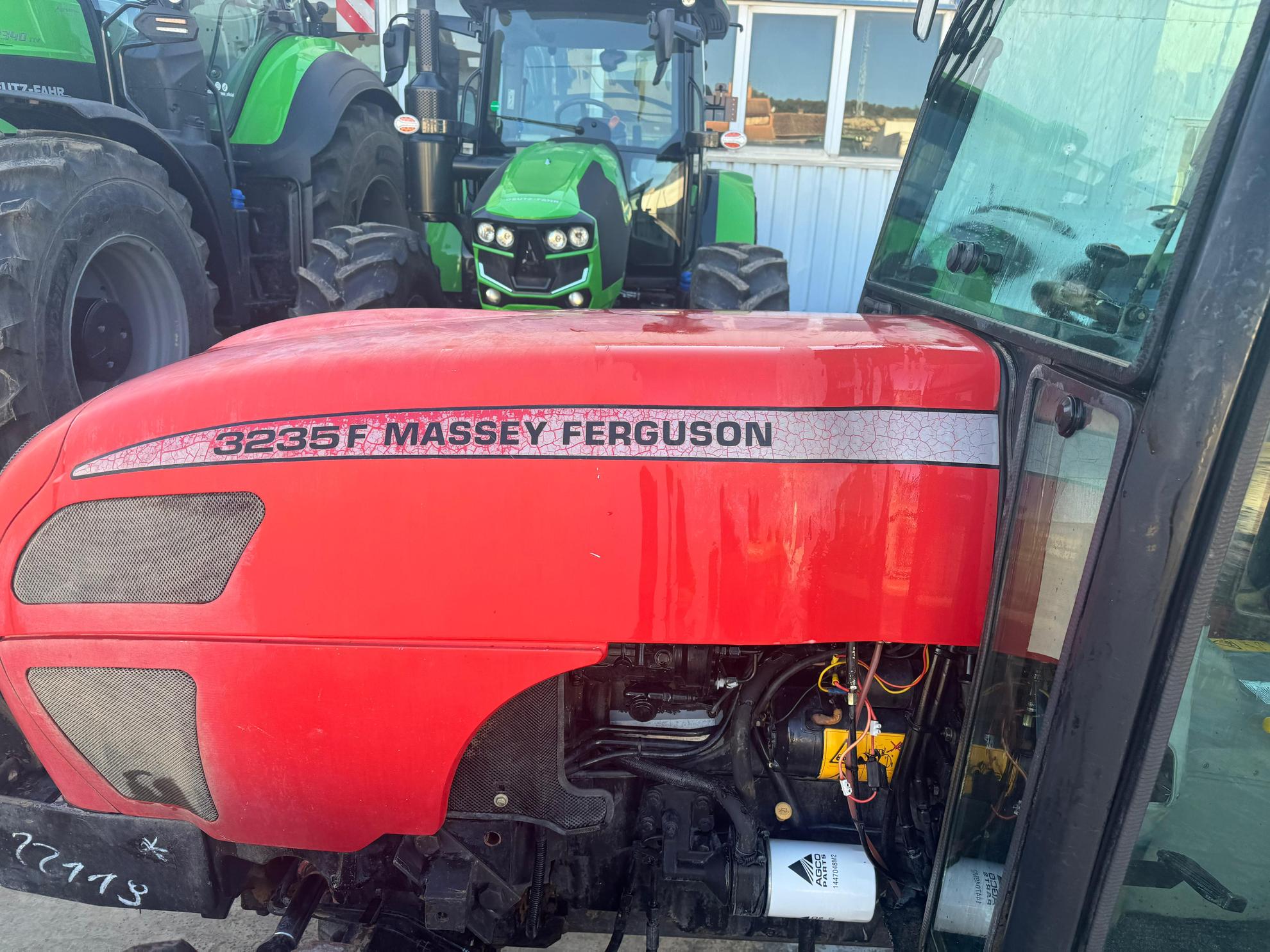 MASSEY FERGUSON 3235F Slider Image
