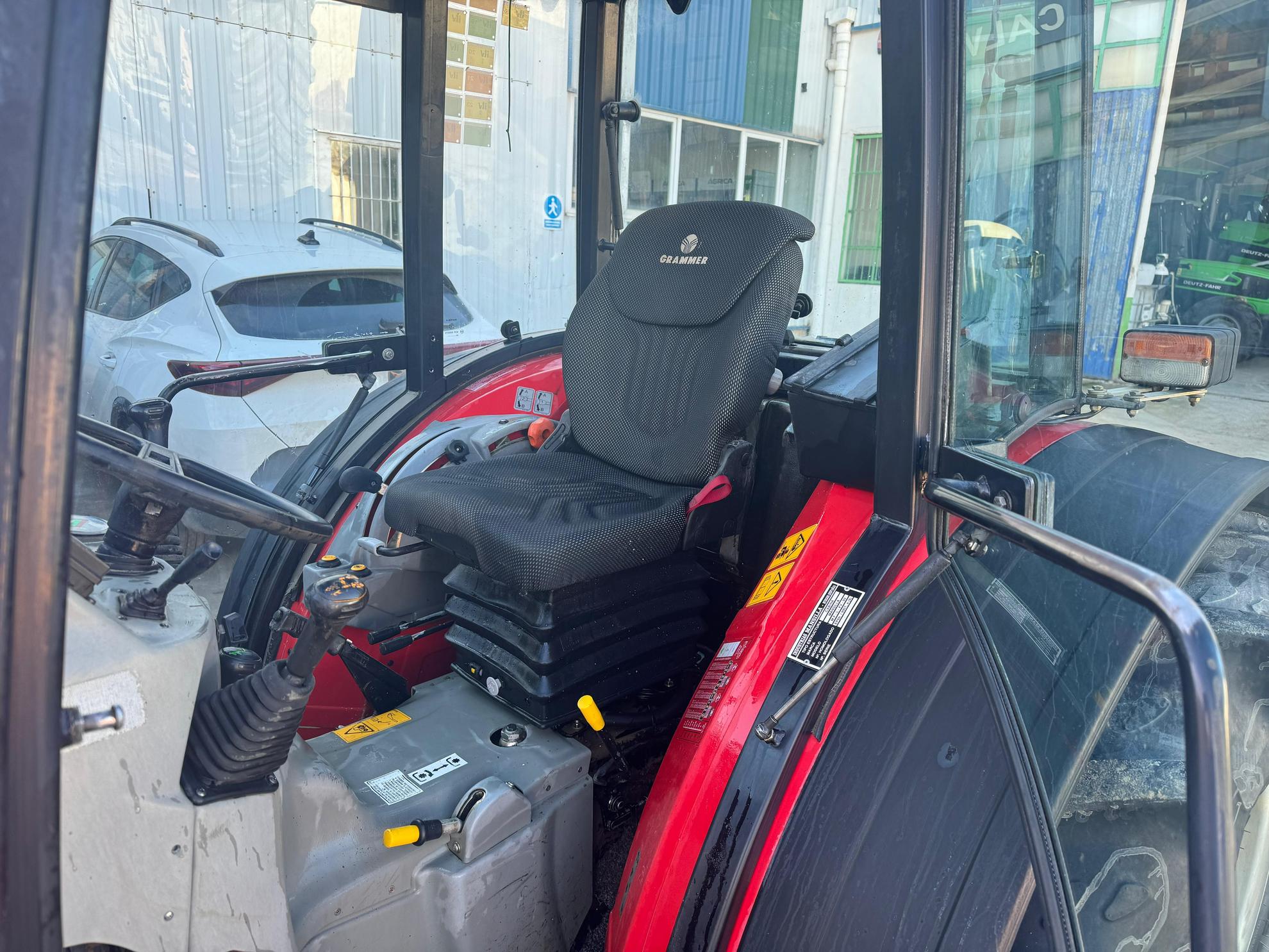 MASSEY FERGUSON 3235F Slider Image