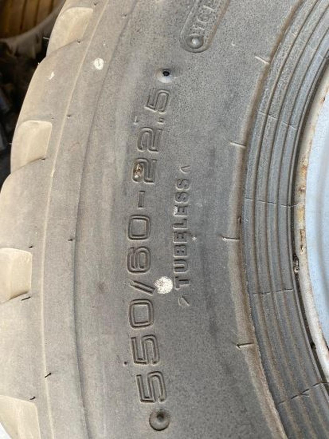 Ruedas 550/60 - 22.5 y 700/45 - 22.5 VREDESTEIN Slider Image